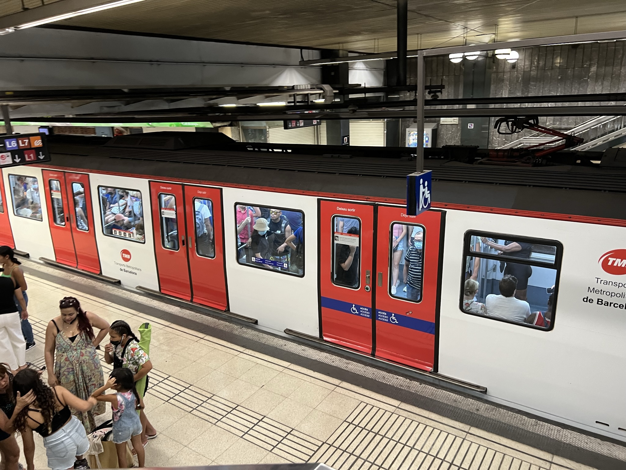 barcelona transportation train metro